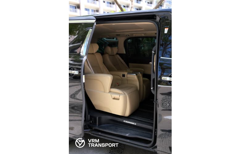 Toyota Alphard photo